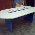 mesa reuniones oval con pasacables
